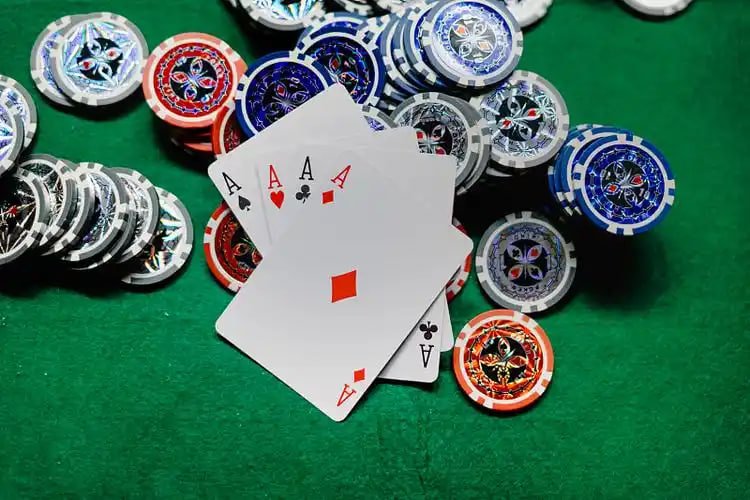Pengguna membaca Klub VIP dari ponsel